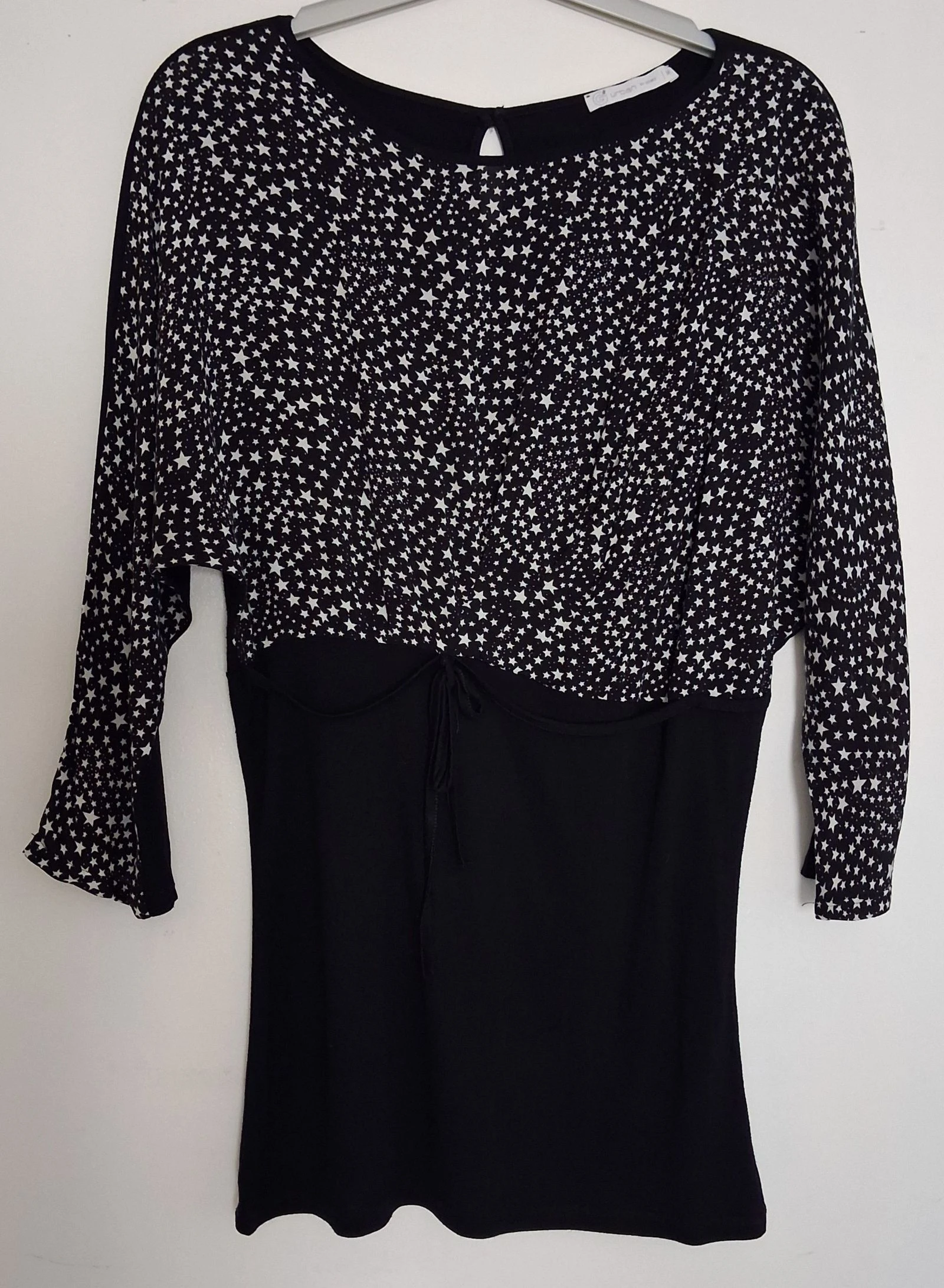 Robe courte noire à étoiles blanches